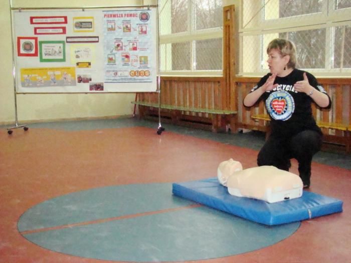 Joanna Kwiatkowska tłumaczy dzieciom jak powinno się przeprowadzać resuscytację